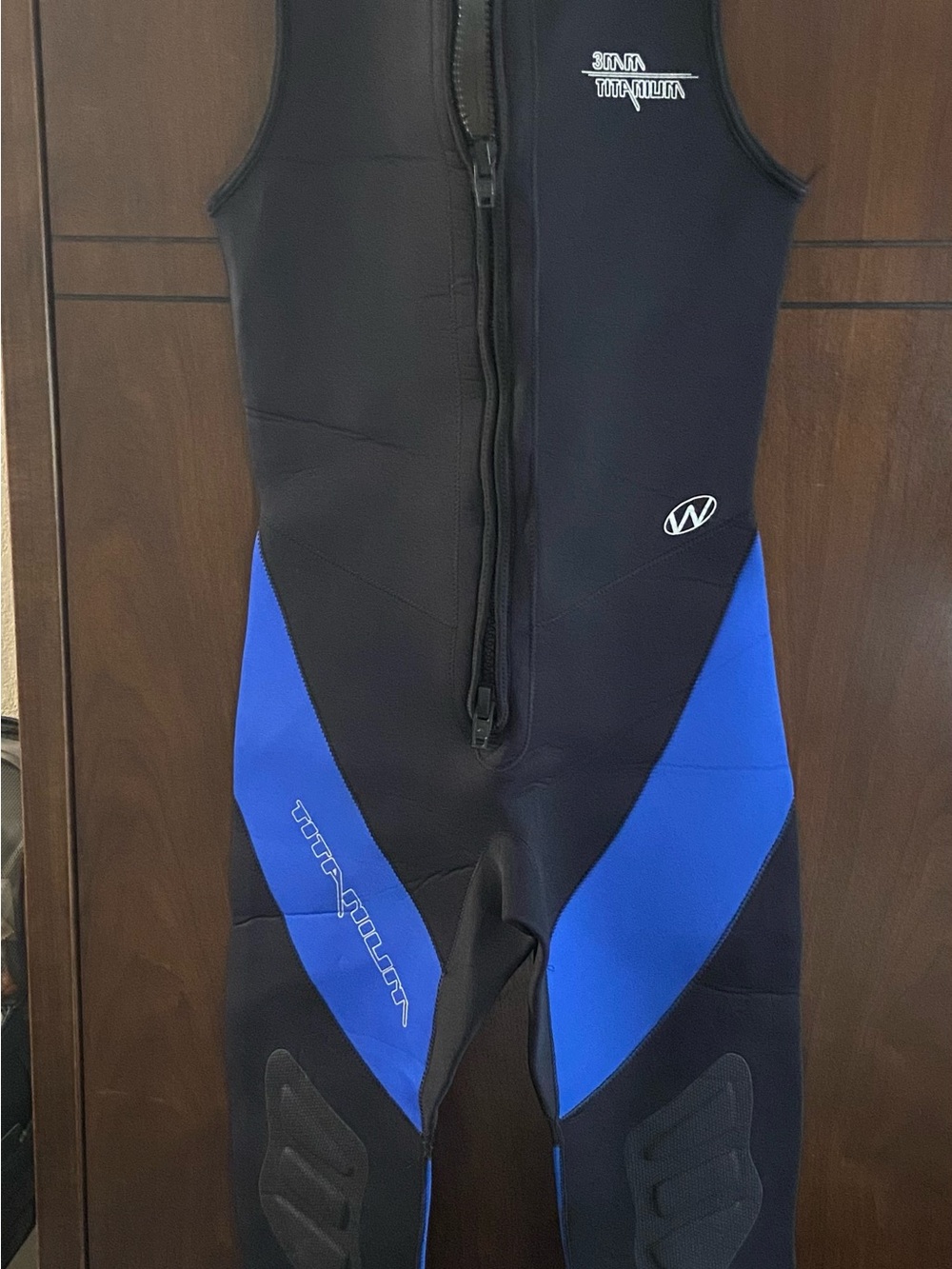 3 MM Titanium Neoprene Wet Suit Scuba,kayaking,surfing Black W/ Blue Size L